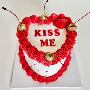 Retro Heart Kiss Me Cake